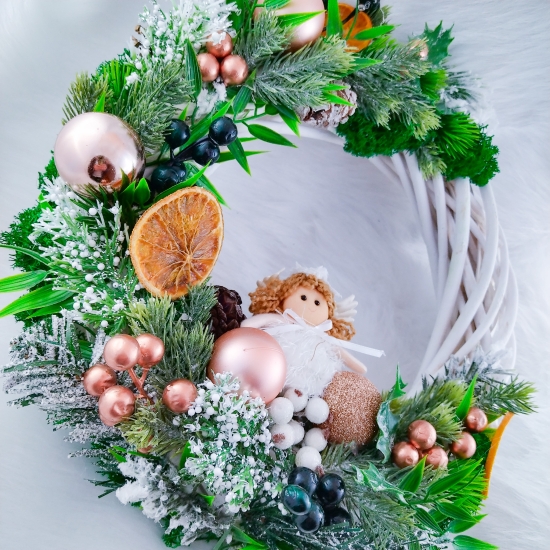 Wieniec bonarodzeniowy na drzwi z Aniołkiem